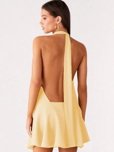 Schickes rückenfreies Neckholder-Minikleid in Gelb für Sommerpartys und den Urlaub