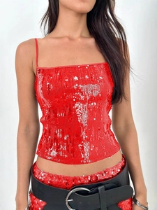 Ensemble haut court et bas à paillettes rouges avec une ceinture noire élégante