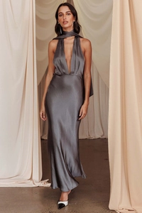 Dettaglio di elegante abito lungo in raso grigio scuro con scollo a V e allacciatura al collo