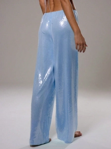 Détail du pantalon large à paillettes bleu clair avec cordon de serrage et éclat métallique