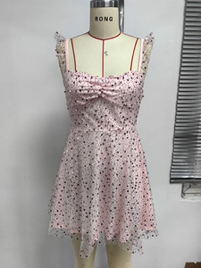 Detail van roze pailletten mini-jurk met geplooide borst en glinsterende A-lijn rok van tule