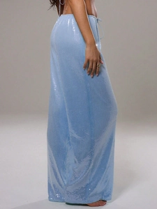 Détail du pantalon large à paillettes bleu clair avec cordon et texture scintillante