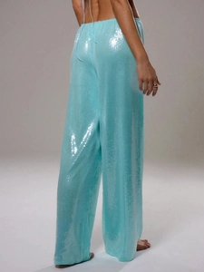 Détail du pantalon large à paillettes bleu clair en vue arrière montrant le drapé et le tissu