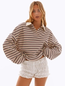 Completo casual da donna con maglia polo a righe e pantaloncini bianchi a balze