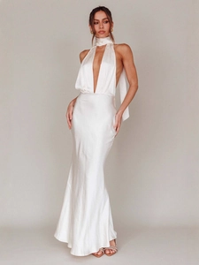 Elegante abito lungo in raso bianco con profondo scollo a V, allacciatura al collo e schiena nuda