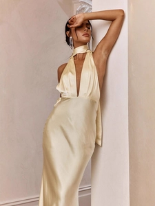 Elegante abito in raso champagne allacciato al collo con profondo scollo a V e schiena nuda