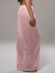 Vue détaillée du pantalon large à paillettes rose clair avec cordon de serrage et fini brillant