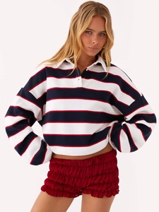 Polo a maniche lunghe da donna con strisce rosse, bianche e blu navy e colletto bianco