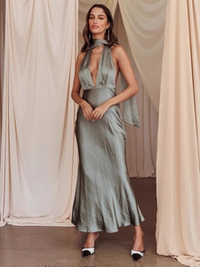Elegante abito lungo in raso verde oliva con profondo scollo a V e schiena scoperta