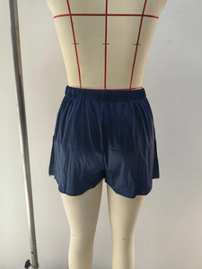 Vue arrière du short en satin bleu marine avec taille élastique et coupe minimaliste