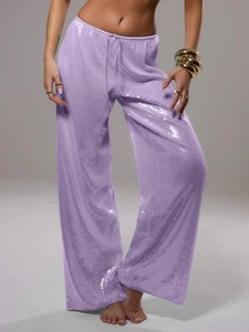 Détail des paillettes violettes scintillantes sur ce pantalon large à la mode pour femmes
