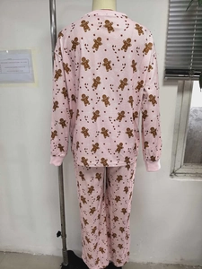 Détail du dos de l'ensemble pyjama rose gaufré avec motifs festifs de pain d'épices et de flocons