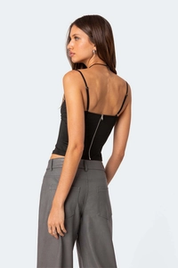 Detailaufnahme eines schwarzen, schmal geschnittenen Camisole-Tops mit Rückenreißverschluss