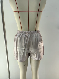 Détails du short en satin champagne avec taille élastique et fente latérale
