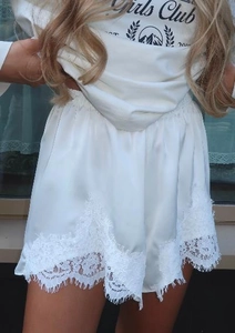 Vue détaillée du short en satin blanc avec bordure en dentelle cil et taille élastique