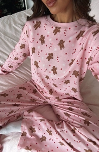 Détail du pyjama rose en maille gaufrée avec motifs de pain d'épices et sucres d'orge