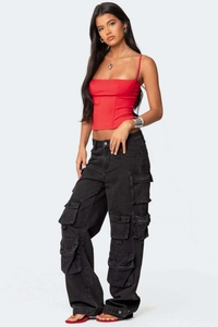 Nahaufnahme von rotem Top mit eckigem Ausschnitt und schwarzer Cargo-Hose mit Taschen