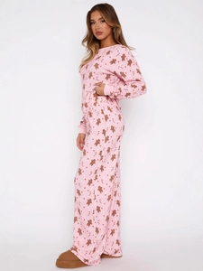 Ensemble pyjama rose de Noël avec motifs de bonshommes de pain d'épices et cannes à sucre