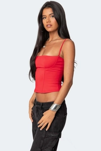 Detailaufnahme des roten Neckholder-Tops mit Korsett-Stäbchen und schmaler Passform