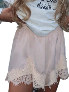 Short en satin rose avec bordure en dentelle cil élégante et taille élastique