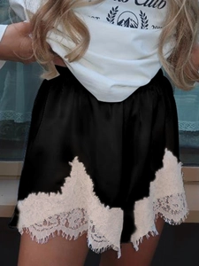 Short de détente en satin noir pour femme avec dentelle blanche et taille élastique