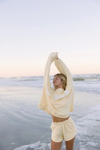 Detalle de conjunto de sudadera y pantalones cortos New York en un fondo de playa suave