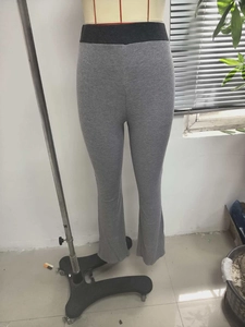 Vue détaillée du tissu gris côtelé et de la ceinture noire amincissante à taille haute