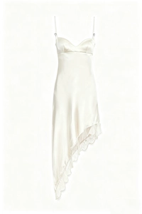 Détail de robe nuisette en satin élégante avec bordure dentelle et ourlet asymétrique