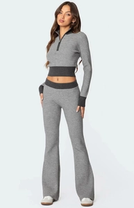 Gros plan sur la texture du tricot du pantalon évasé gris à taille contrastée