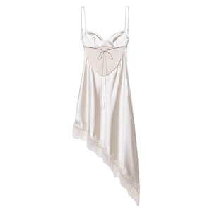 Détail d'une robe en satin avec bordure en dentelle et nœud élégant à la taille