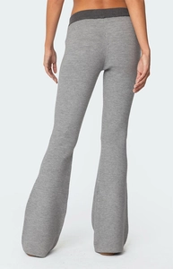 Détail du tissu en maille côtelée grise et de la taille haute contrastée sur ce pantalon