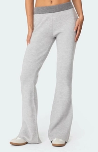 Vue détaillée du pantalon évasé à taille haute avec maille côtelée et ceinture contrastée