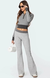 Détail d'un ensemble en tricot gris avec pantalon évasé et haut court contrasté