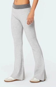Détail du pantalon évasé à taille haute avec maille côtelée et ceinture contrastée chic