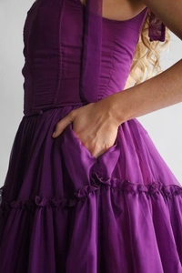 Detail der versteckten Seitentaschen an einem lila ärmellosen V-Ausschnitt-Kleid