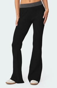 Vue détaillée du pantalon évasé côtelé à taille haute avec ceinture grise contrastée