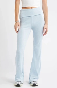 Détail du pantalon évasé en maille côtelée bleu clair avec une taille haute repliable