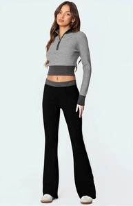 Détail de la taille haute contrastée sur ce pantalon de sport évasé noir pour femme