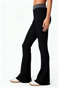 Vue détaillée du pantalon évasé en maille côtelée à taille haute avec ceinture contrastée