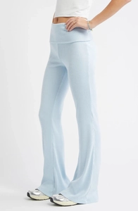 Gros plan sur la texture en maille côtelée bleu clair du pantalon évasé