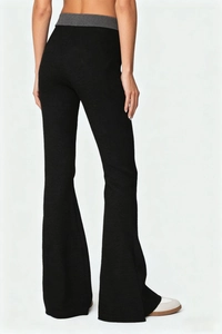 Vue détaillée du legging évasé à taille haute avec ceinture grise contrastée et maille noire