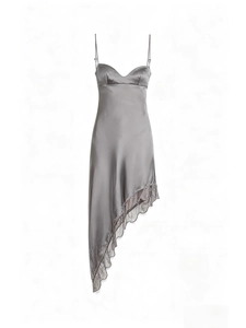 Robe nuisette élégante en satin argenté avec ourlet asymétrique en dentelle