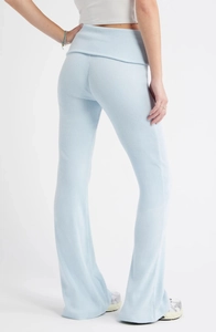 Détail du pantalon évasé en maille côtelée bleu clair avec taille haute repliable large