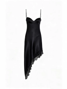 Robe nuisette élégante en satin noir avec col en V et ourlet en dentelle asymétrique