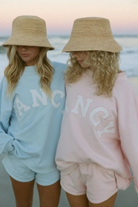 Detalle de sudaderas oversize y pantalones cortos con bordado Fancy en azul pastel y rosa pastel