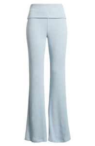 Détail du pantalon en maille côtelée bleu clair avec taille haute repliée et bas évasé