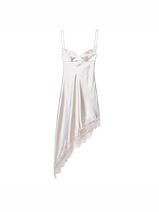 Robe caraco élégante en satin champagne avec bordure en dentelle et ourlet asymétrique