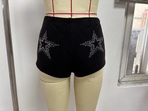 Rückansicht der schwarzen Y2K-Shorts mit glitzernden Strass-Sternmustern auf der Hüfte
