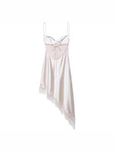 Robe nuisette élégante en satin avec dentelle et ourlet asymétrique pour femme