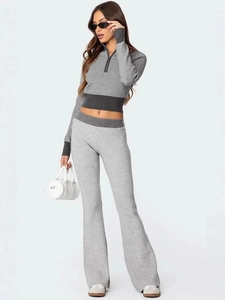 Ensemble de sport gris en tricot avec haut court zippé et pantalon évasé moulant